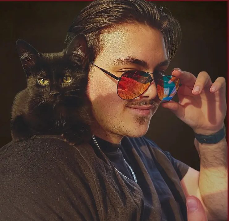 Selcuk, Gründer von SVBC Media, mit der schwarzen Katze des Studios